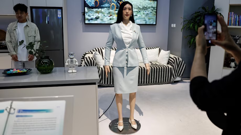 चीनको ह्युमनोइड रोबोटले मानव कामदारलाई प्रतिस्थापन नगर्ने बेइजिङका अधिकारीको भनाइ