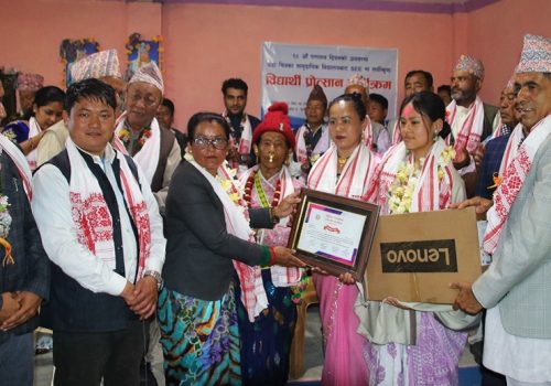 उत्कृष्ट अङ्क ल्याउने विद्यार्थीलाई गणतन्त्र दिवसमा ल्यापटप उपहार