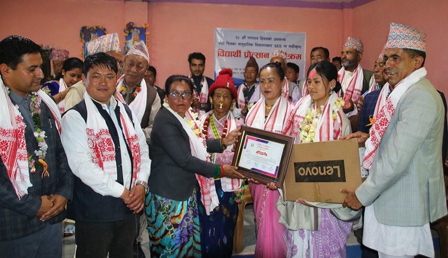 उत्कृष्ट अङ्क ल्याउने विद्यार्थीलाई गणतन्त्र दिवसमा ल्यापटप उपहार