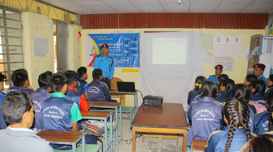 ‘साइबर’ कानुनबारे गाउँका विद्यार्थीलाई पढाउँदै प्रहरी