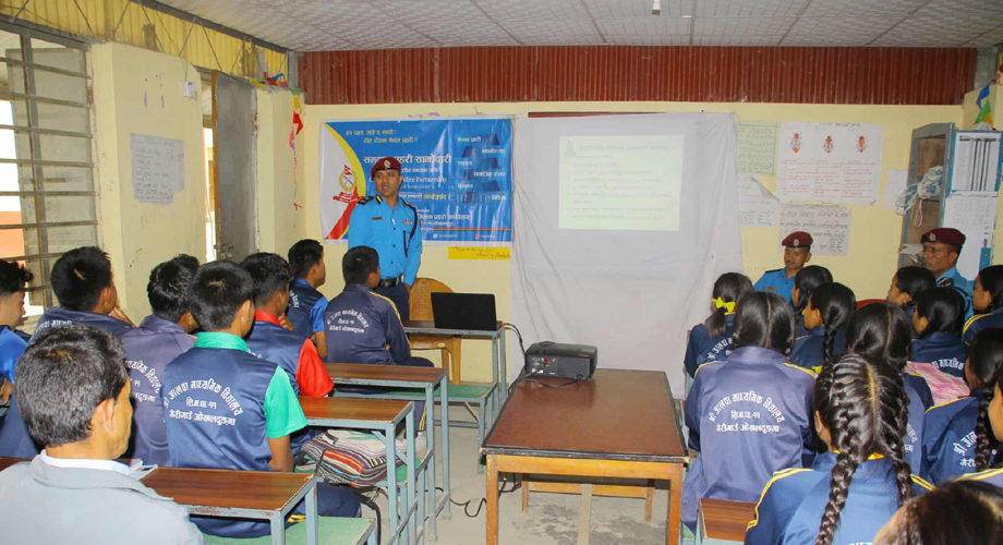 ‘साइबर’ कानुनबारे गाउँका विद्यार्थीलाई पढाउँदै प्रहरी