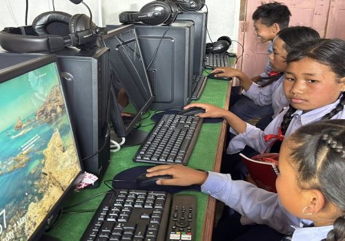 विद्यालयमा ‘इ लर्निङ कक्ष’ सञ्चालन गर्न सहयोग गर्दै ईश्वर मन्दिर संस्था