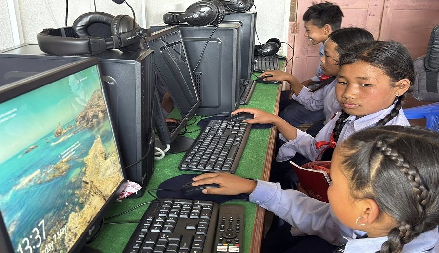 विद्यालयमा ‘इ लर्निङ कक्ष’ सञ्चालन गर्न सहयोग गर्दै ईश्वर मन्दिर संस्था