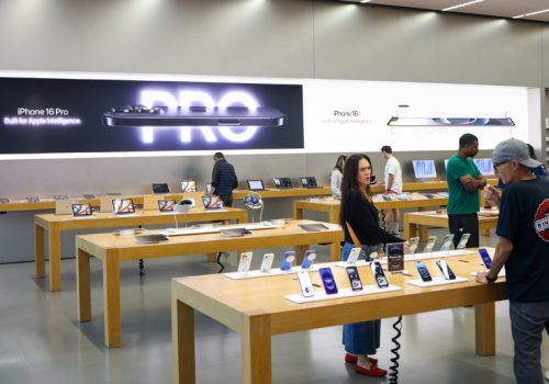 एप्पलले आगामी आईफोनको मूल्य बढाउने योजना बनाएको रिपोर्ट