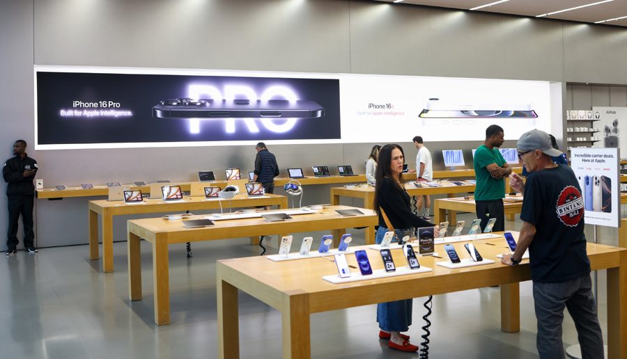 एप्पलले आगामी आईफोनको मूल्य बढाउने योजना बनाएको रिपोर्ट