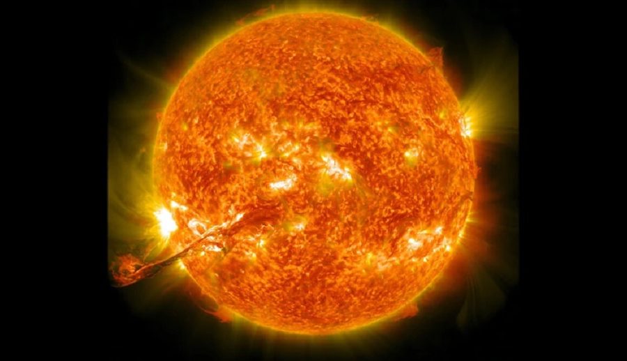 केन्द्रभन्दा टाढा रहेको सूर्यको बाहिरी वायुमण्डल सतहभन्दा किन बढी तातो हुन्छ भन्ने रहस्य अब समाधानको नजिक