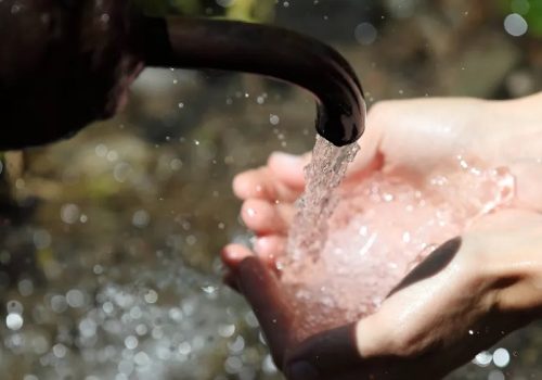 वैज्ञानिकहरुले बनाए हावाबाट सोझै सुरक्षित पिउने पानी संकलन गर्न सक्ने ‘बबल र्याप’