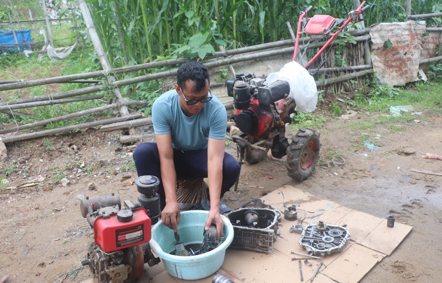 विदेशमा सीप सिकेर स्वदेशमा उद्यमी, कृषियन्त्र बिक्री वितरणसँगै मर्मतको काममा भ्याइनभ्याई