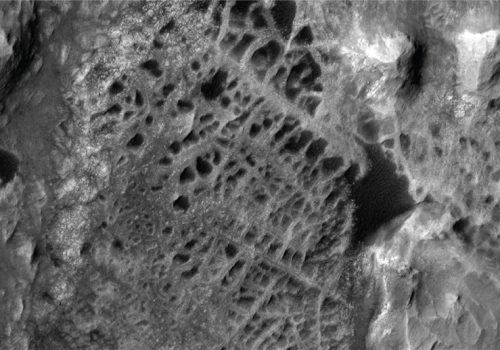 क्युरियोसिटी रोभरले खिच्यो मंगल ग्रहमा पहिलोपटक विशाल ‘माकुरोको जाल’ आकारको संरचनाको फोटो