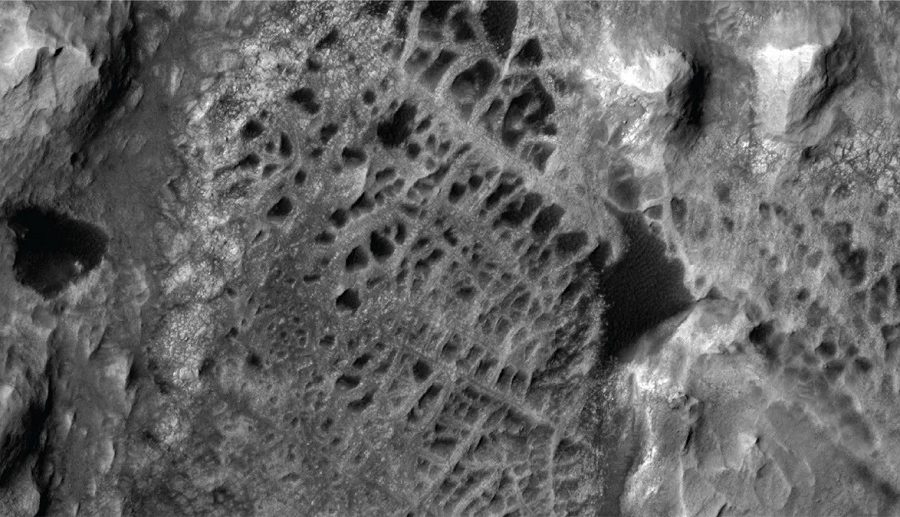 क्युरियोसिटी रोभरले खिच्यो मंगल ग्रहमा पहिलोपटक विशाल ‘माकुरोको जाल’ आकारको संरचनाको फोटो