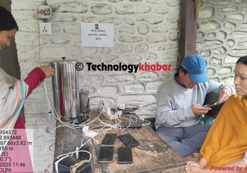 चार दिनदेखि डोल्पामा विद्युत आपूर्ति ठप्प हुँदा नेपाल टेलिकमको कार्यालयमा मोबाइल चार्ज गर्दै स्थानीयबासी
