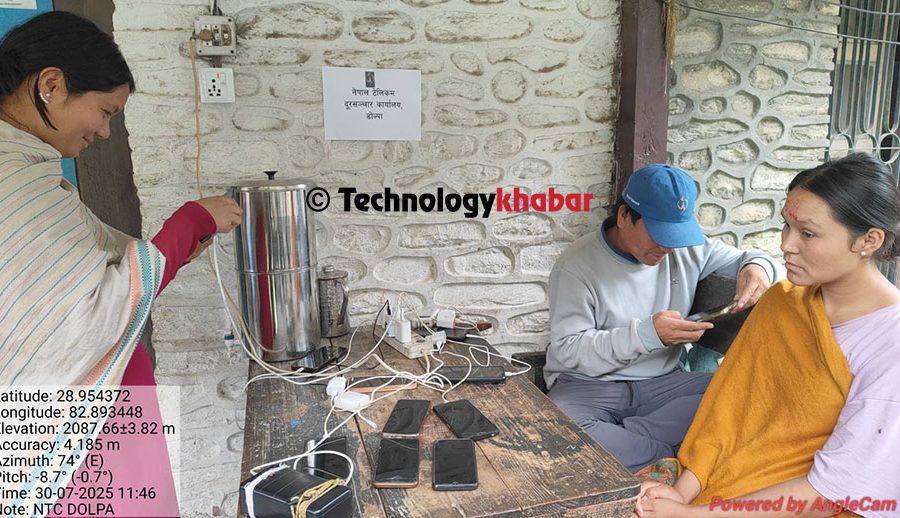 चार दिनदेखि डोल्पामा विद्युत आपूर्ति ठप्प हुँदा नेपाल टेलिकमको कार्यालयमा मोबाइल चार्ज गर्दै स्थानीयबासी