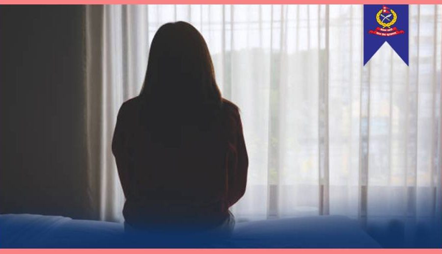 सामाजिक सञ्जालमा नग्न फोटो राखिदिन्छु भन्ने धम्की दिएर १४ लाख असुल्ने युवती पक्राऊ