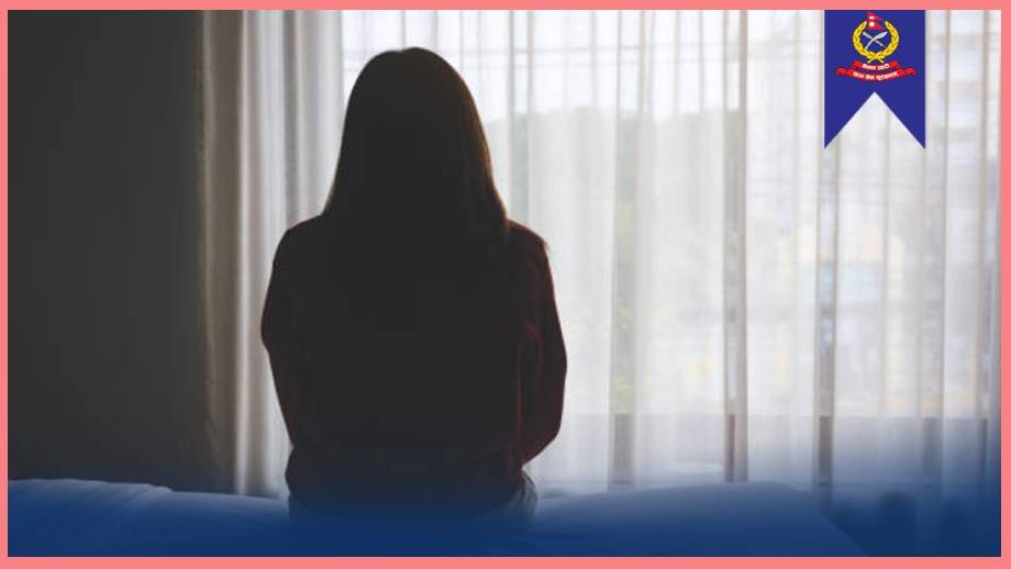 सामाजिक सञ्जालमा नग्न फोटो राखिदिन्छु भन्ने धम्की दिएर १४ लाख असुल्ने युवती पक्राऊ