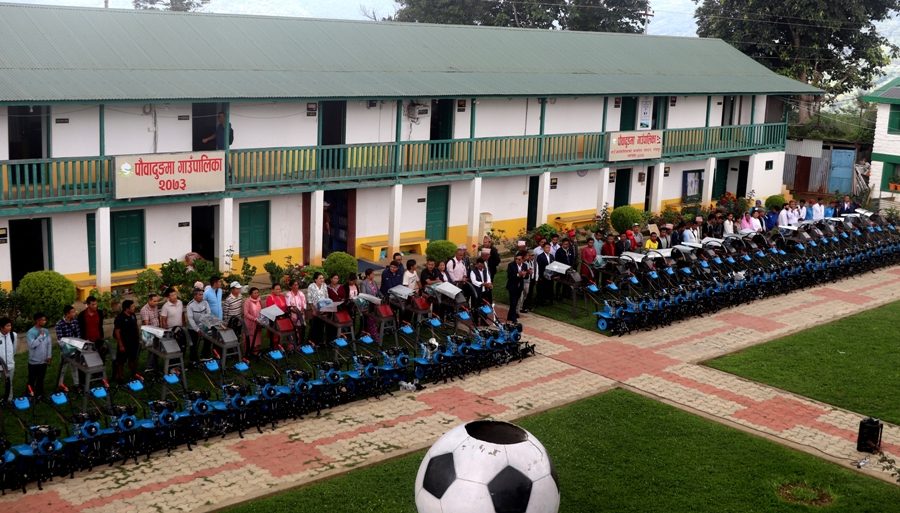 किसानलाई आधुनिक कृषि औजार वितरण