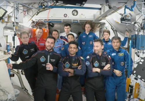 तीन देशका अन्तरिक्ष यात्रीहरूका लागि निजी अन्तरिक्ष उडान प्रशान्त महासागरमा अवतरण