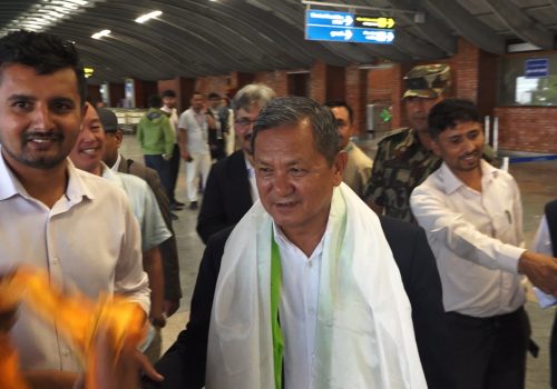 विश्व सूचना समाज सम्मेलनमा सहभागी भई फर्किए सञ्चारमन्त्री गुरुङ