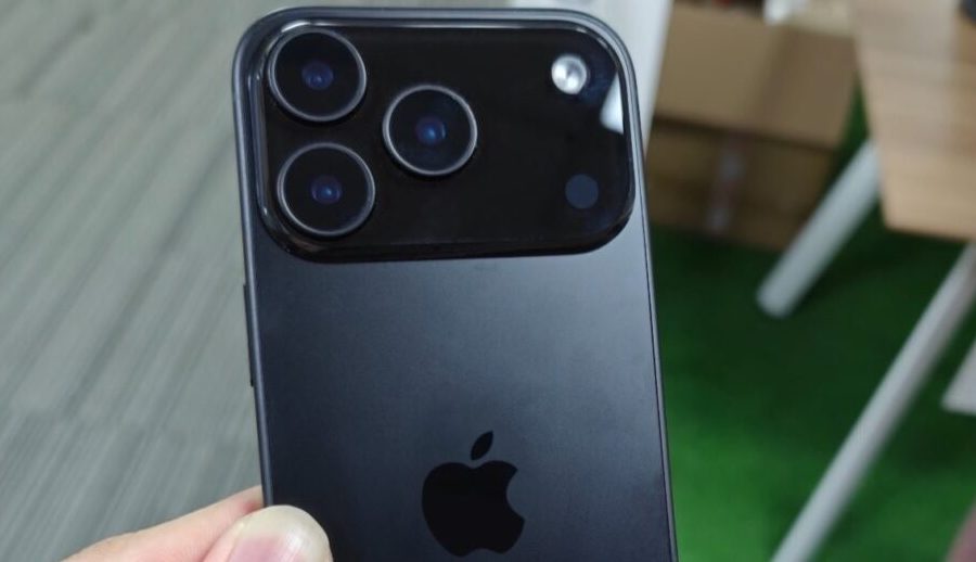 एप्पलले आईफोन १७ प्रोमा लिक्विड ग्लासलाई विशेष रङ्गको रूपमा प्रस्तुत गर्न सक्ने