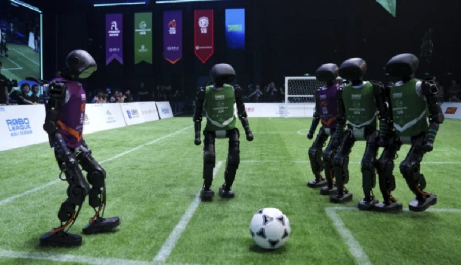 रोबोटहरूले पहिलो पटक एक आपसमा टोली बनाएर यसरी खेले  फुटबल