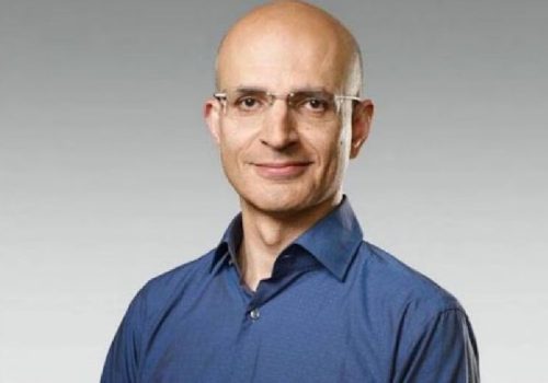 भारतीय मूलका सबिह खानले एप्पलमा पाए प्रमुख सञ्चालन अधिकारीको पदभार