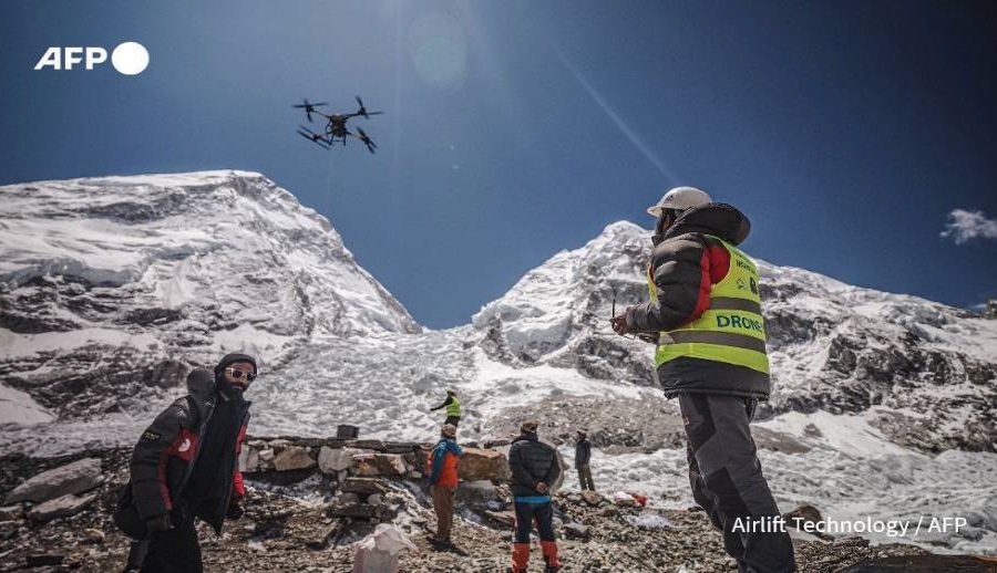 सगरमाथाबाट फोहर संकलनमा वरदान सावित हुँदै ड्रोन, यसै सिजनमा ३०० केजी फोहर उठाइयो