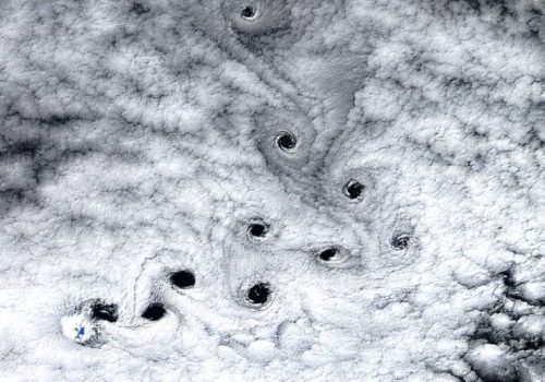 अण्टार्कटिका नजिकको टापुमाथि आकाशमा देखिएका १० ओटा विचित्र ‘काला खाली ठाउँ’ के हुन्?