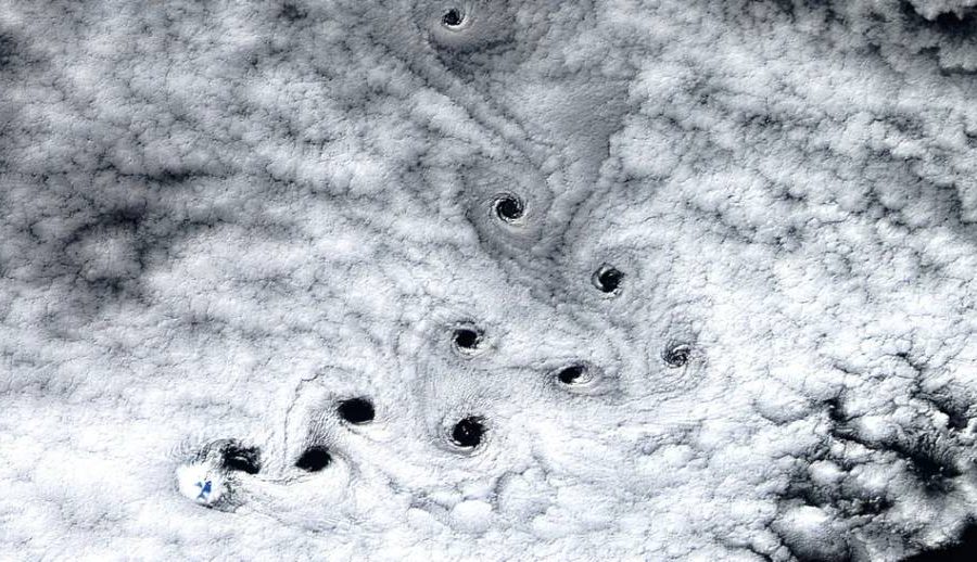 अण्टार्कटिका नजिकको टापुमाथि आकाशमा देखिएका १० ओटा विचित्र ‘काला खाली ठाउँ’ के हुन्?