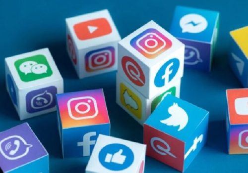 खाली समय बिताउन इन्टरनेट प्रयोग गर्दै जर्मन नागरिकहरू