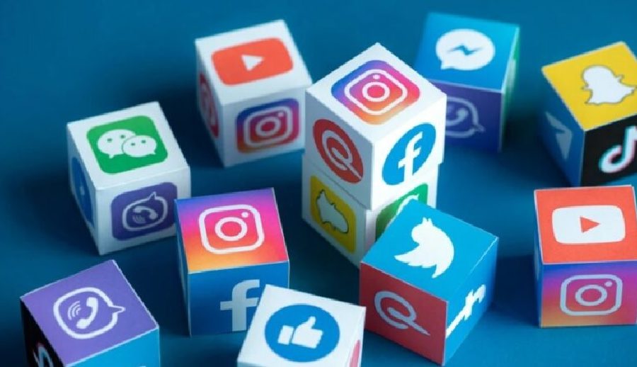 खाली समय बिताउन इन्टरनेट प्रयोग गर्दै जर्मन नागरिकहरू