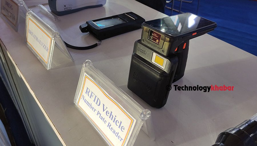 ट्राफिक प्रहरीले इम्बोस्ड नम्बर प्लेट जाँच गर्ने मेशिन