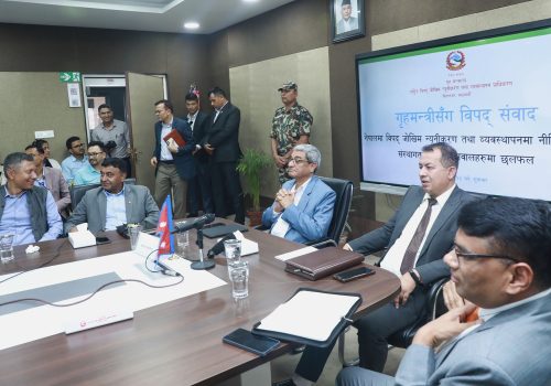 ‘विपद्को समयमा एसएमएस मात्र होइन, फोन नै गरेर पूर्वसूचना दिन जरुरी छ’ -गृहमन्त्री लेखक