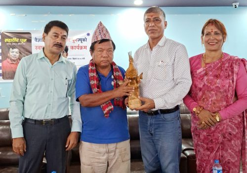 वैज्ञानिक डा. महावीर पुन पुस्तक बिक्री गर्न झापामा