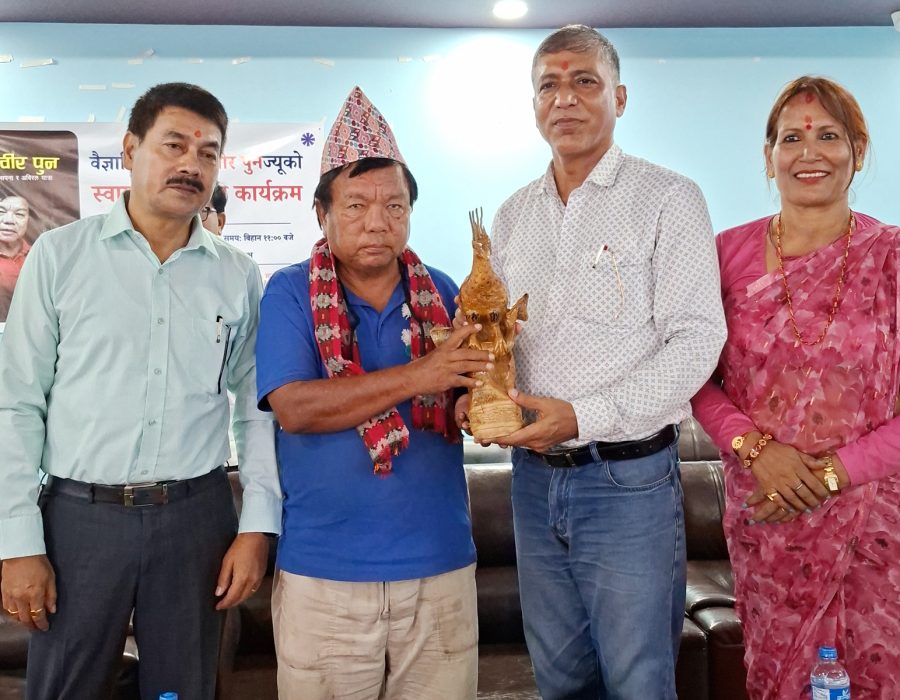 वैज्ञानिक डा. महावीर पुन पुस्तक बिक्री गर्न झापामा