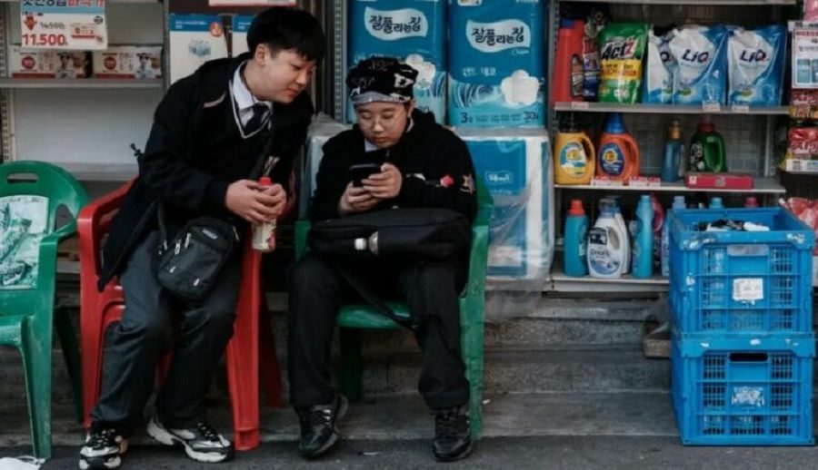 दक्षिण कोरियाले देशभरका विद्यालयका कक्षा कोठाहरूमा फोनमाथि प्रतिबन्ध लगायो