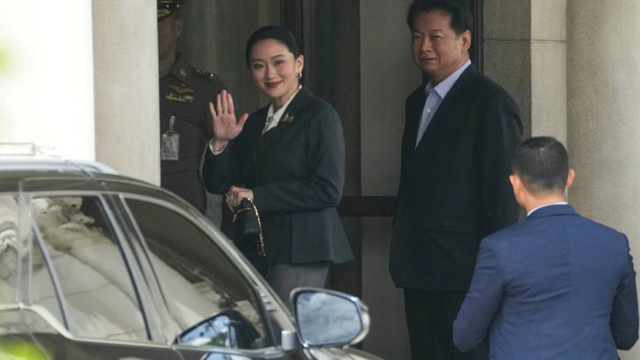 फोन कलमा नैतिकता र संवैधानिक नियम उल्लङ्घन गरेको कसूरमा थाई प्रधानमन्त्री बर्खास्त