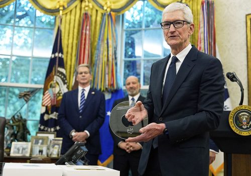 एप्पलले डोनाल्ड ट्रम्पको लागि बनायो २४ क्यारेट सुन र सिसाको विशेष उपहार