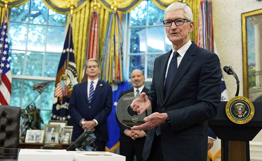 एप्पलले डोनाल्ड ट्रम्पको लागि बनायो २४ क्यारेट सुन र सिसाको विशेष उपहार