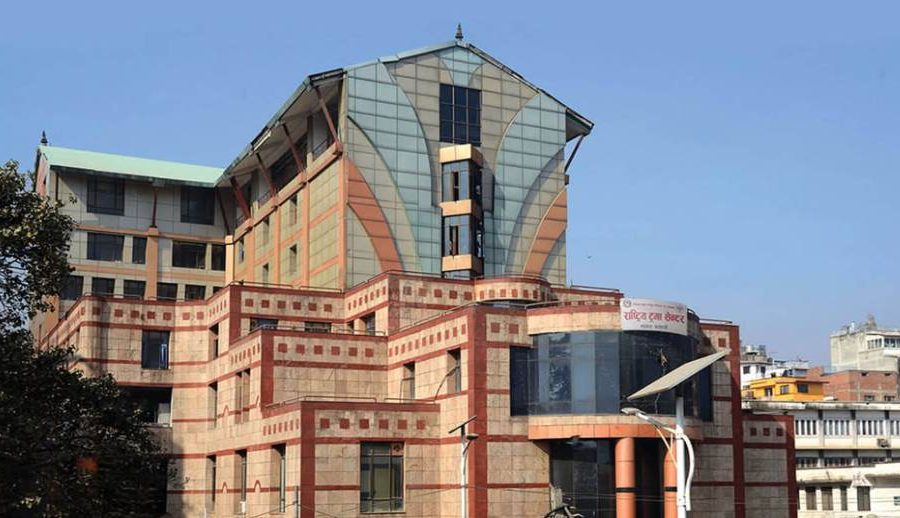 ट्रमा सेन्टरमा ‘दुरबिन’ प्रविधिबाट मेरुदण्डको शल्यक्रिया