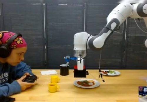 इन्जिनियरहरूले विकास गरे खाना तयार गर्न सक्ने रोबोटिक प्रणाली