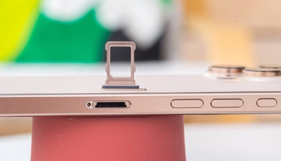 ईयूमा एप्पल स्टोरका कर्मचारीहरूले ईसिम तालिम प्राप्त गर्दै; आईफोन १७ ले भौतिक स्लट हटाउन सक्ने