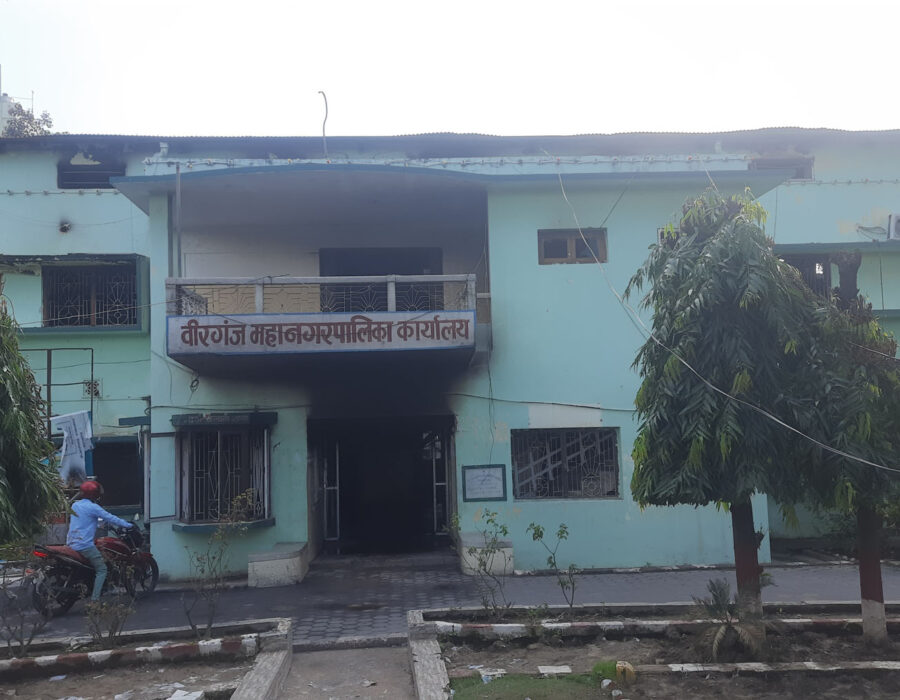 वीरगञ्ज महानगरको भवन र सवारीसाधन जलेर नष्ट, कम्प्युटर, प्रिन्टर्स, कम्प्युटरको हार्डड्राइभ चोर्ने र जलाउने दुवै कार्य