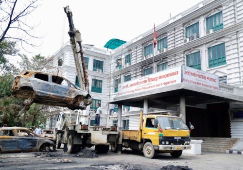 आगजनी गरिएका सवारीसाधन सिंहदरबारबाट हटाइँदै