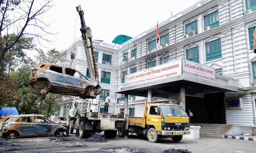 आगजनी गरिएका सवारीसाधन सिंहदरबारबाट हटाइँदै