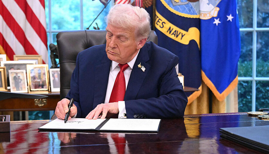 डोनाल्ड ट्रम्पले माइक्रोसफ्टलाई विश्वव्यापी मामिला प्रमुख लिसा मोनाकोलाई बर्खास्त गर्न आग्रह गरे