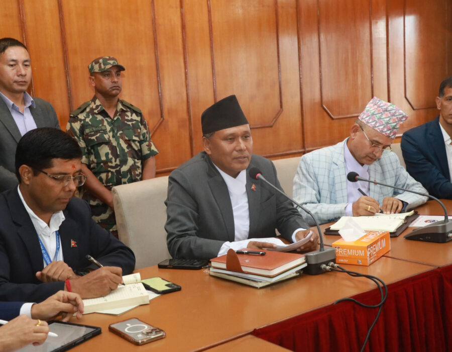 सवारी चालक अनुमतिपत्र समयमै उपलब्ध गराउनुपर्नेमा मन्त्री घिसिङको जोड