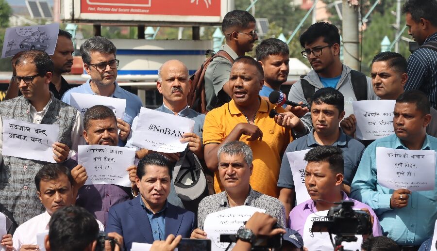 सामाजिक सञ्जाल प्लेटफर्महरु बन्द विरुद्धमा पत्रकारहरुको विरोध प्रदर्शन: हेर्नुहोस् तस्बिरमा