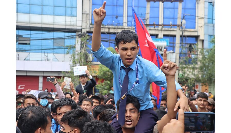 जेनजीले घेरे संसद भवन; बानेश्वर संसद भवन परिसर तनावग्रस्त, कर्फ्यू आदेश जारी (हेर्नुहोस् तस्विरमा)