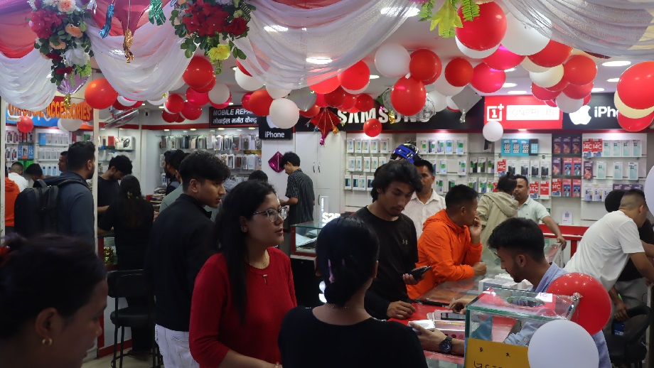 दशैंको मुखमा न्यूरोड क्षेत्रका मोबाइल पसलहरु सुस्ताए (फोटो फिचर)