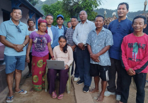 सहयोग जुटाएर दृष्टिविहीन विद्यार्थीलाई ल्यापटप