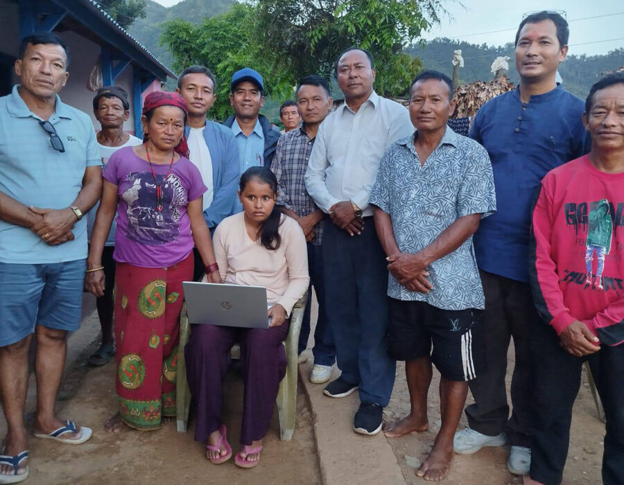 सहयोग जुटाएर दृष्टिविहीन विद्यार्थीलाई ल्यापटप